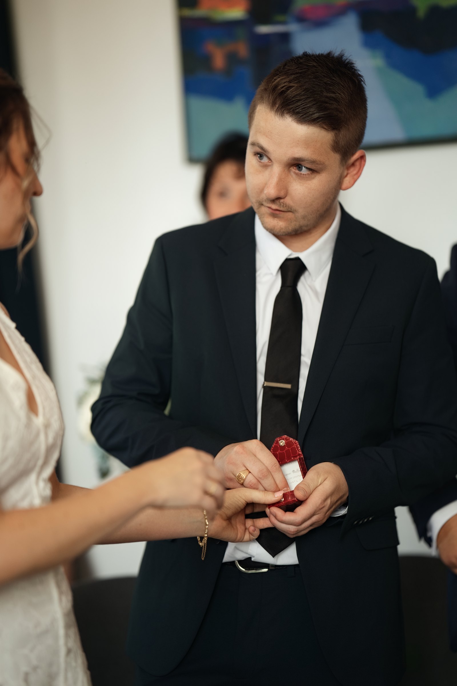Louis suit l’échange des alliances avec un regard tendre dans l’Eure