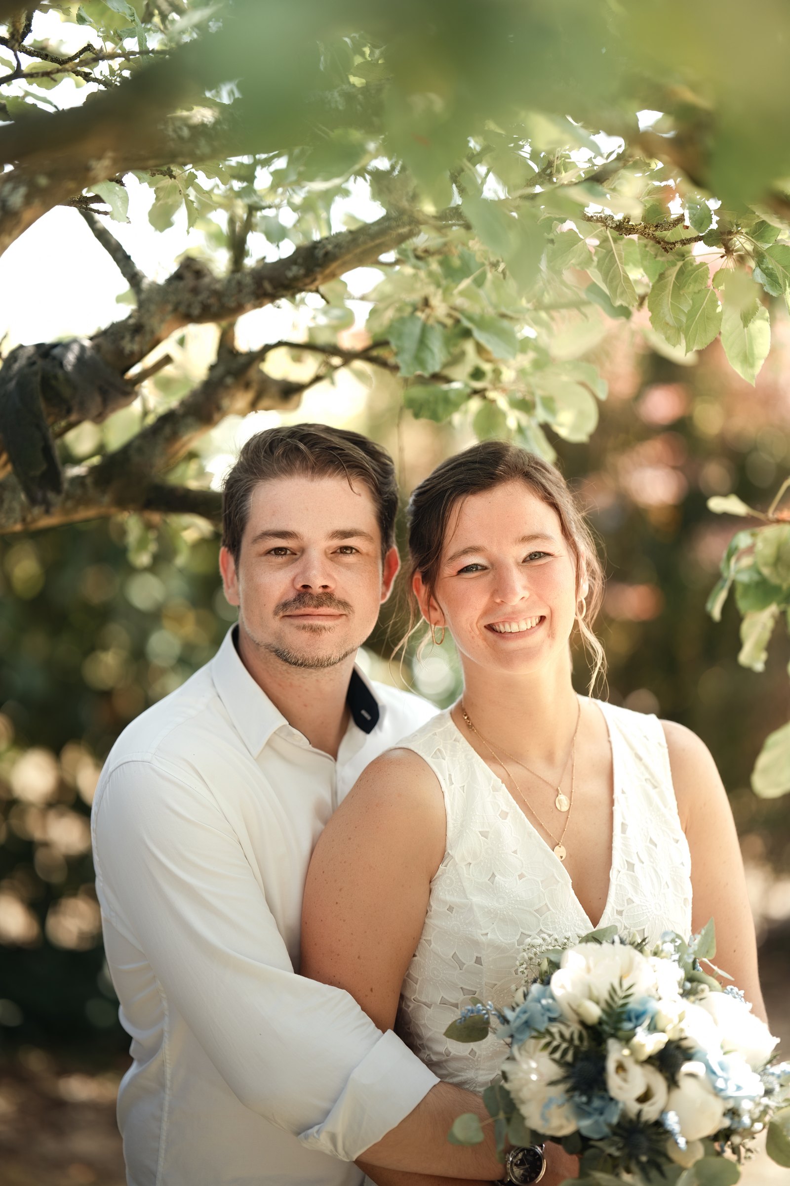 Adeline et Louis sont enlacés sous la lumière douce des arbres dans l’Eure