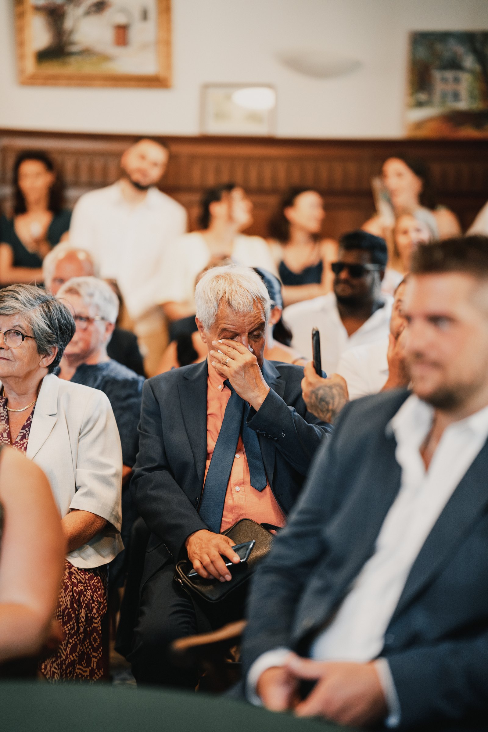 Un invité laisse monter l’émotion pendant la cérémonie