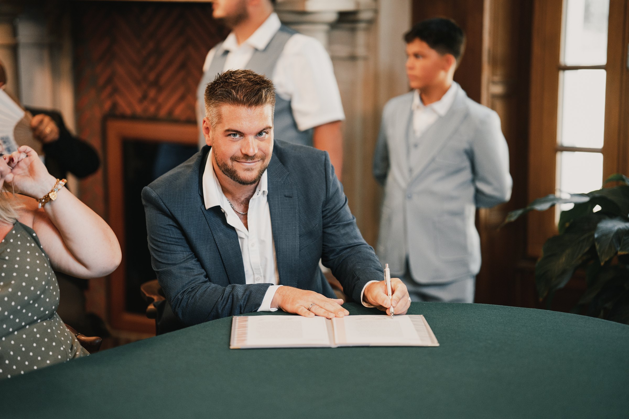 Marc-Antoine signe le registre avec un regard malicieux