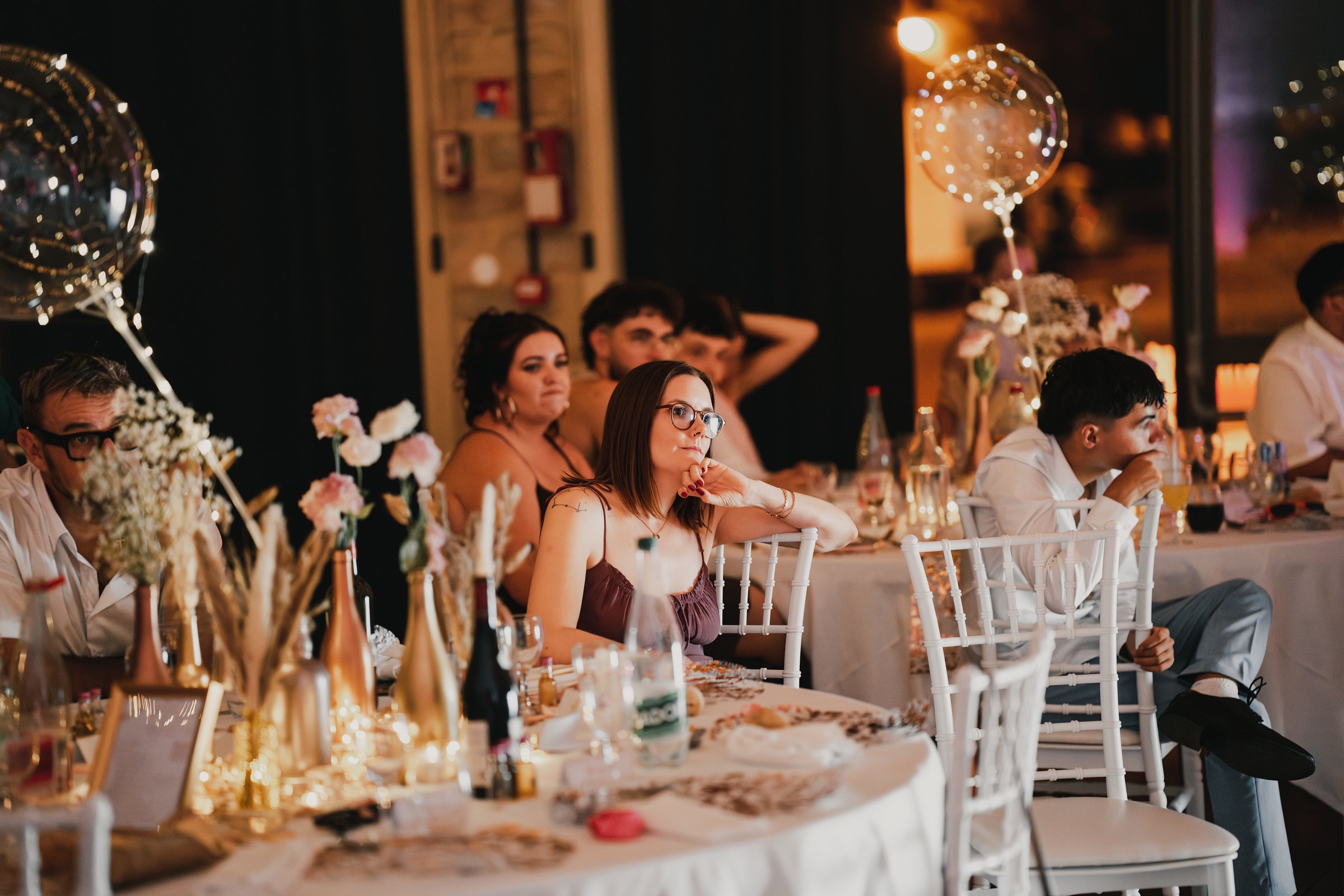 Les invités suivent la soirée entre sourires et instants suspendus