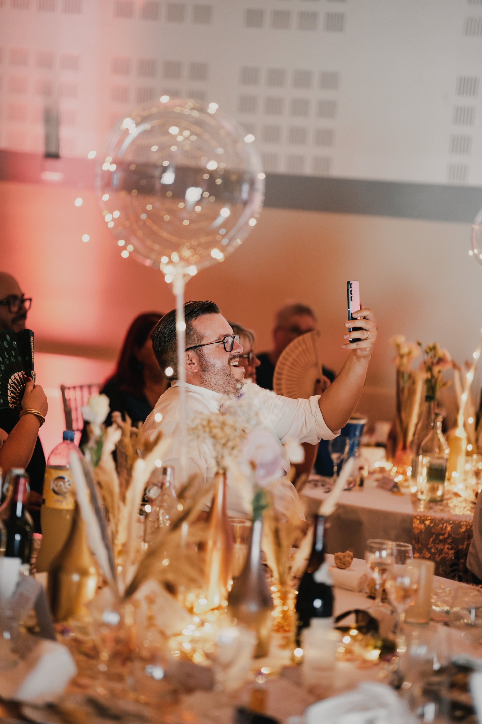 Un invité filme la fête avec un grand sourire