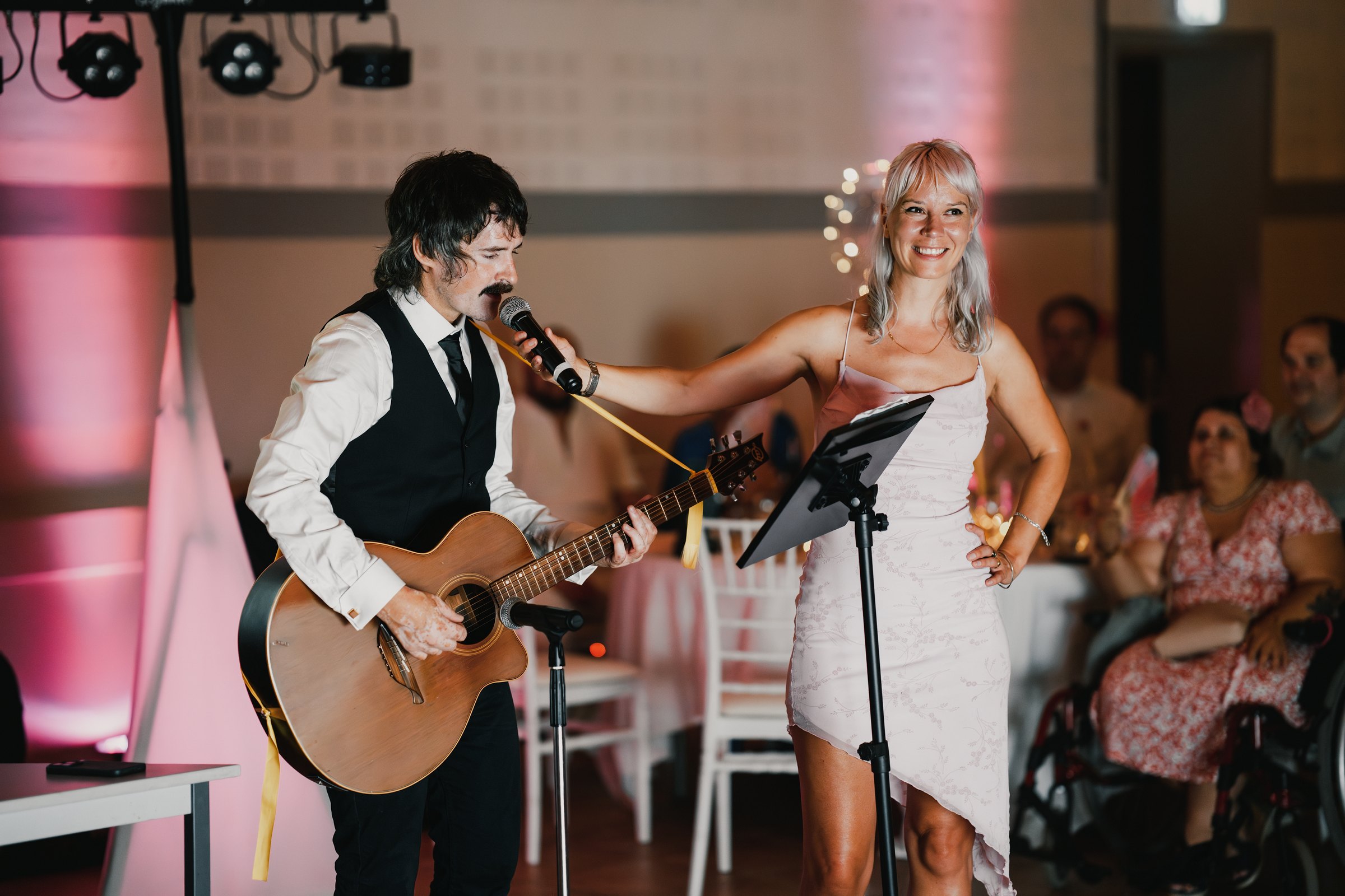 Une invitée rit avec le musicien au milieu de son morceau