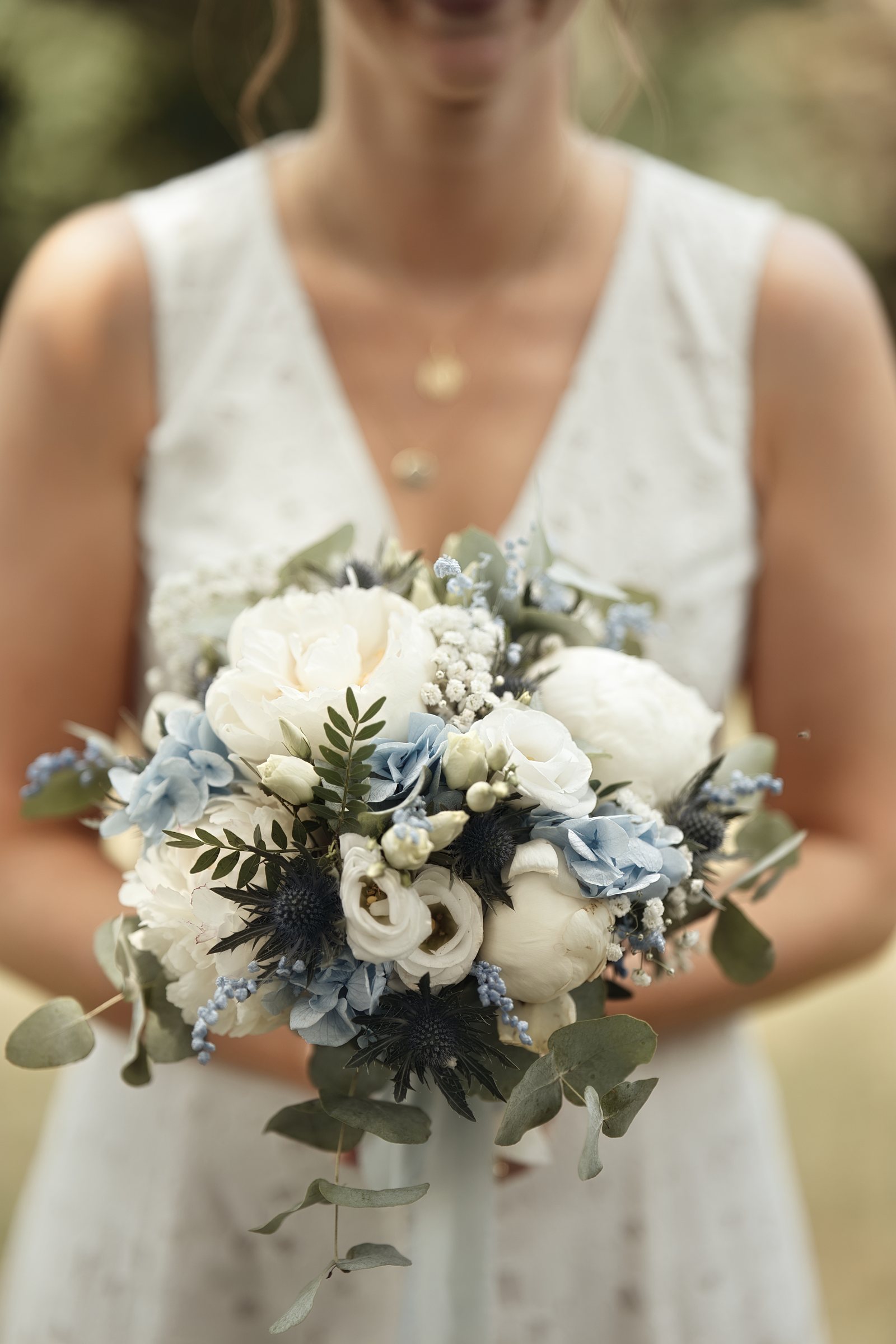 Bouquet de mariée photographié dans les préparatifs