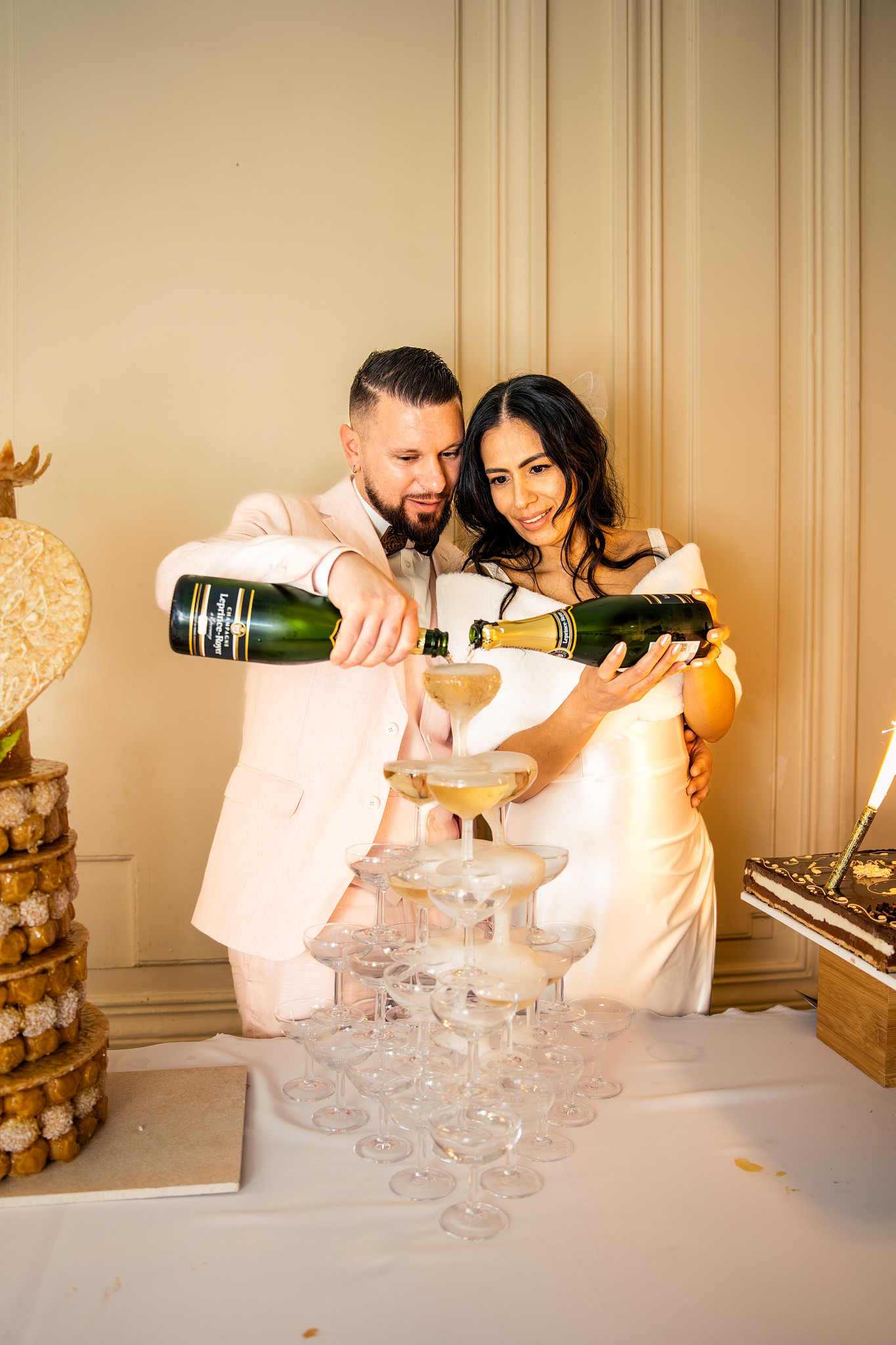 Mariés versant le champagne pendant leur réception
