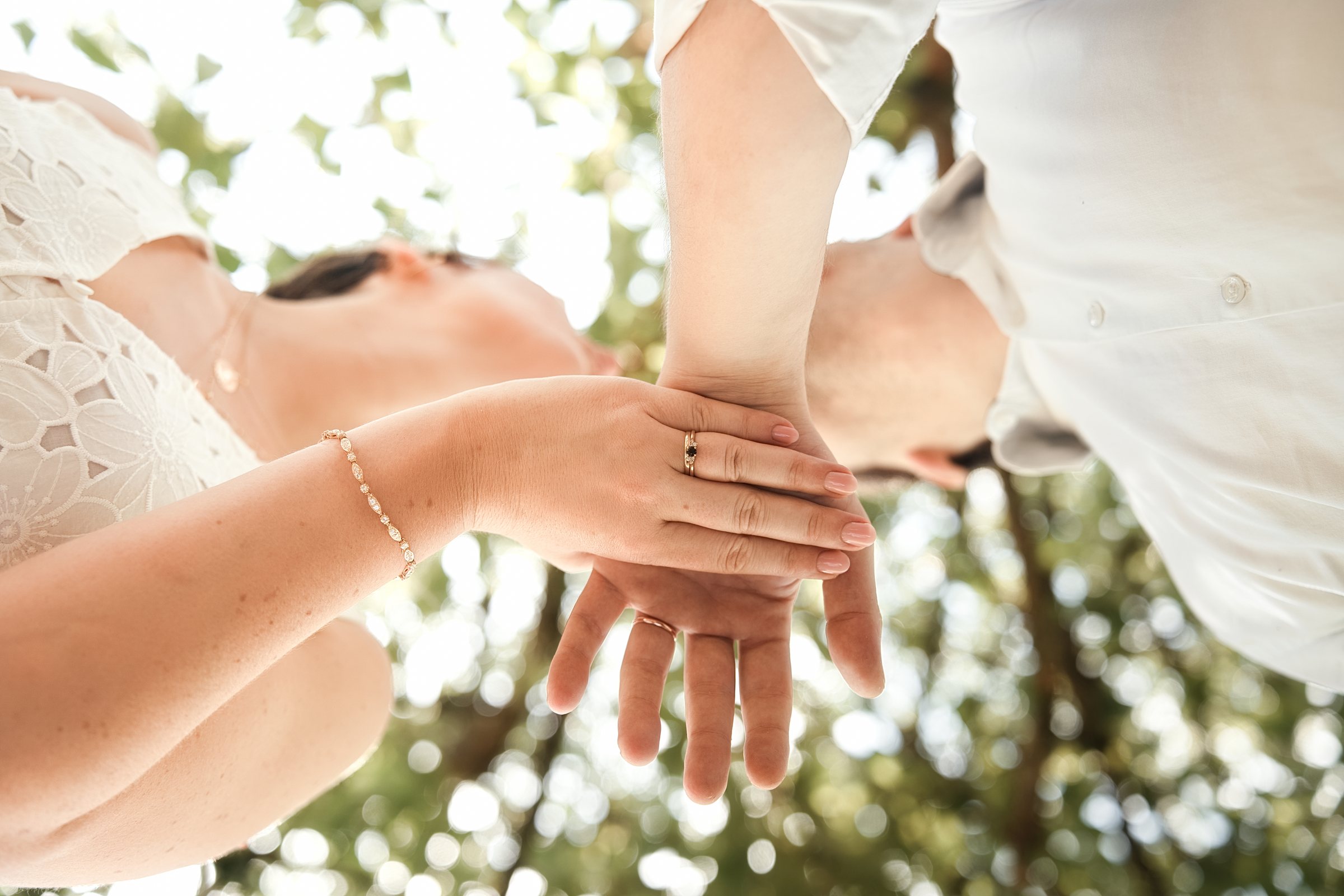 Détail des alliances photographié pendant un mariage