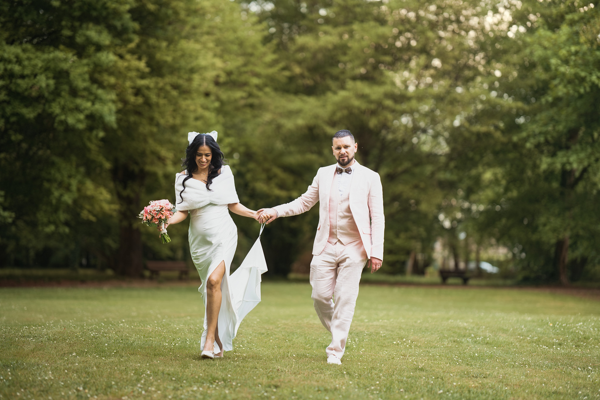 Couple de mariés photographié naturellement dans un parc